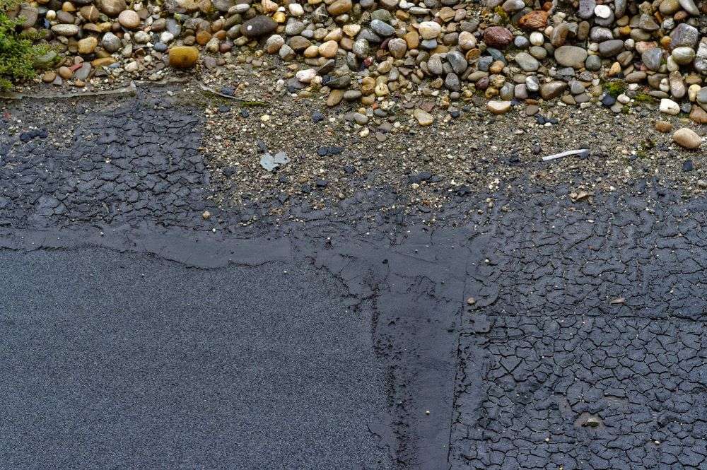 Scheur in het bitumen dak in Wageningen